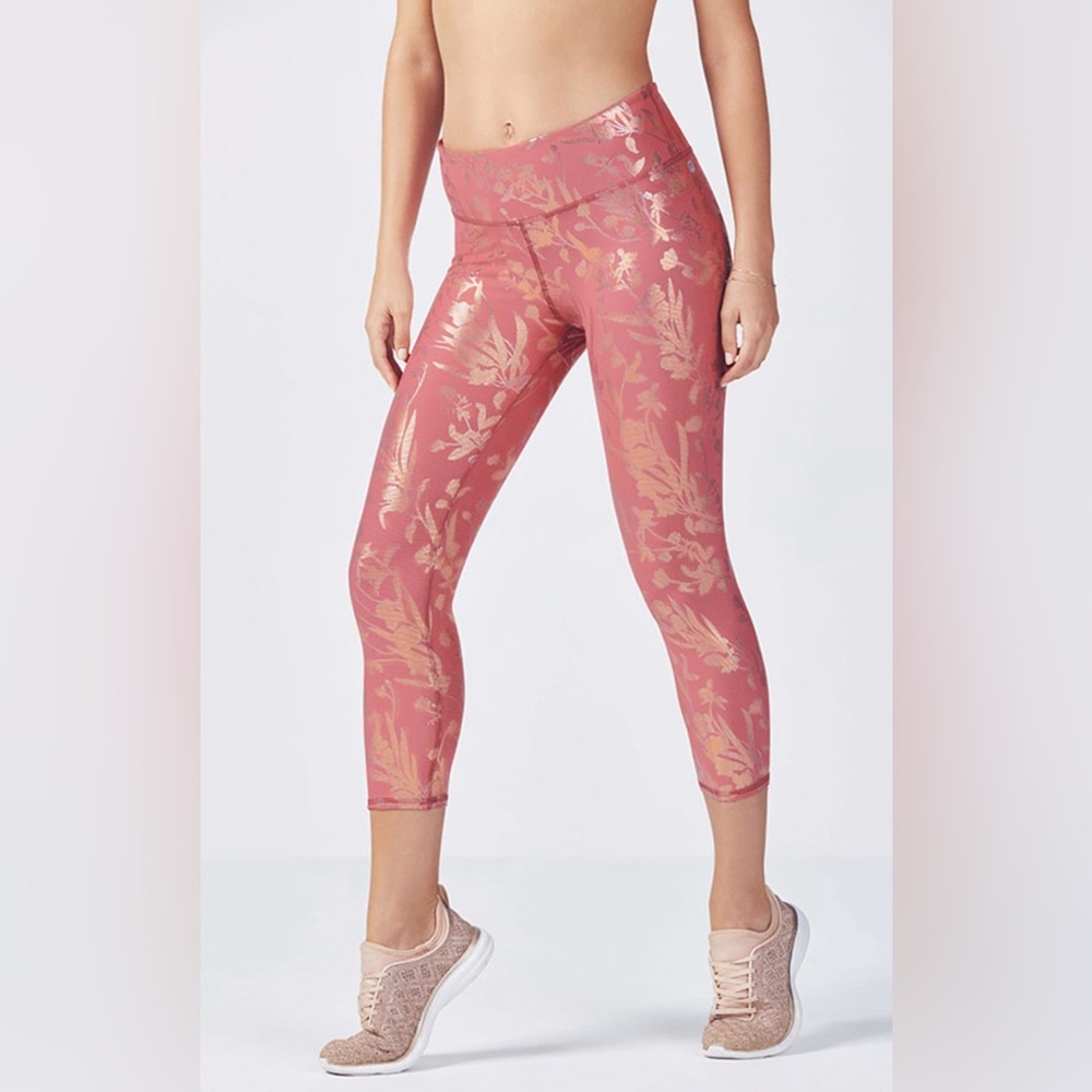 Fabletics Define Power hold Mid-Rise Capris Size L